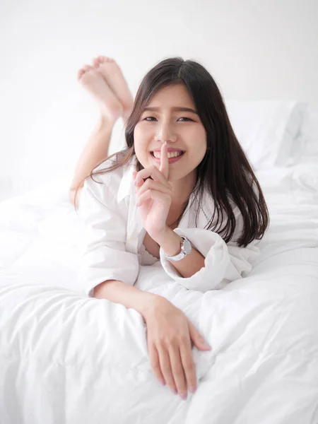 Glad asiatisk kvinna avkopplande på sängen, livsstil koncept. — Stockfoto