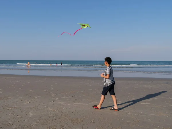 Gordo Menino Jogando Papagaio Praia Conceito Estilo Vida Verão — Fotografia de Stock