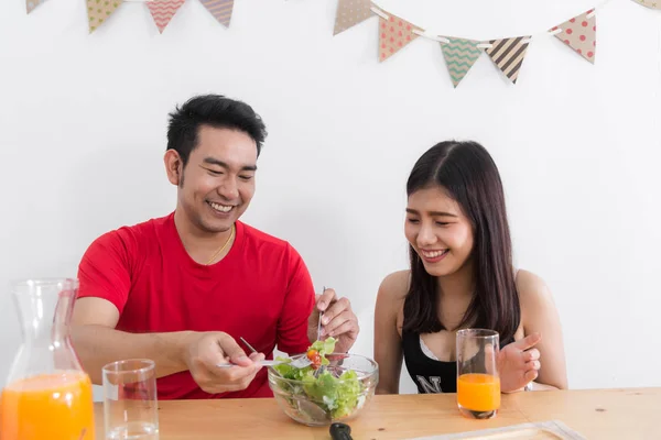 Asiático pareja alimentación entre sí con ensalada, estilo de vida concepto . — Foto de Stock