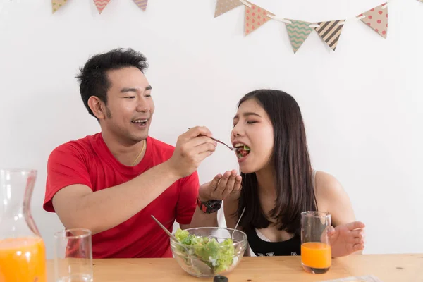 Casal asiático alimentando uns aos outros com salada, conceito de estilo de vida . — Fotografia de Stock