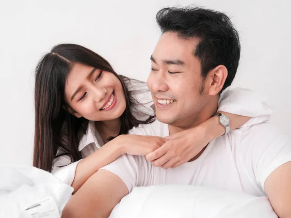 Feliz pareja asiática en la cama en casa, concepto de estilo de vida . — Foto de Stock