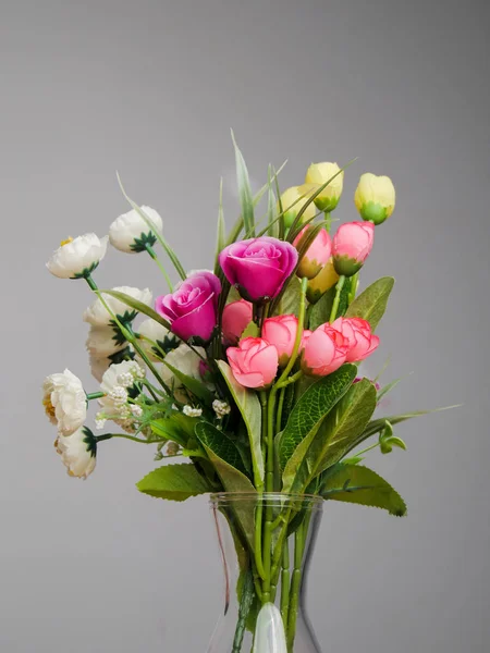 Buquê de flores em frasco com fundo cinza . — Fotografia de Stock