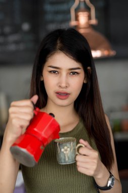 Asya barista kafede çalışma.