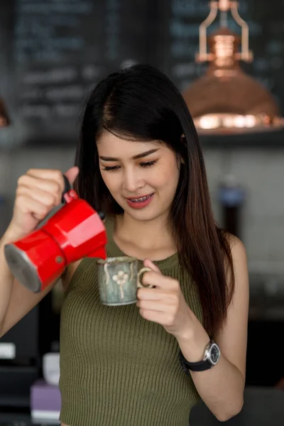 Ázsiai barista kávézóban dolgozik. — Stock Fotó