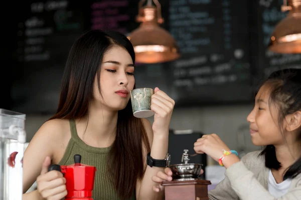 Mujer asiática enseñando a su hermana para moler café, estilo de vida c —  Fotos de Stock