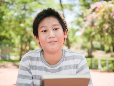 Mutlu Asya varoluş çocuk açık bir kitap okuma.