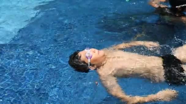 晴れた日に スローモーションでプールでリラックスした幸せのアジアの少年 — ストック動画