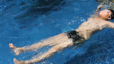 Mutlu Asya çocuk havuzu ile güneşli gün, yavaş hareket rahatlatıcı