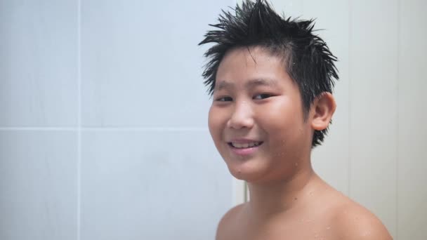 Счастливый Мальчик Подросток После Ванны Глядя Зеркало Замедляет Движение — стоковое видео