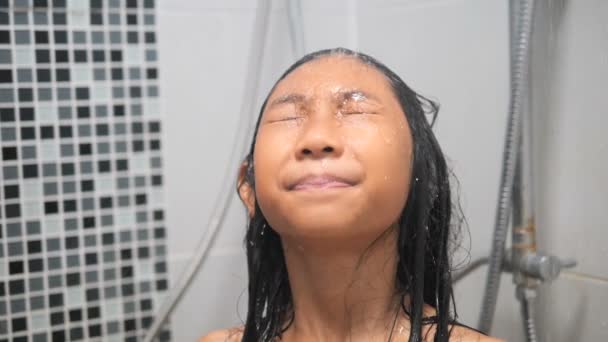 Glücklich Asiatische Kind Nehmen Eine Dusche Zeitlupe — Stockvideo