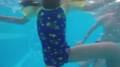 Prachubkirikhan, Tayland - 23 Nisan 2018: Hua Hin, Tayland sualtı manzaraya sahip havuzunda zevk Asyalı kız.