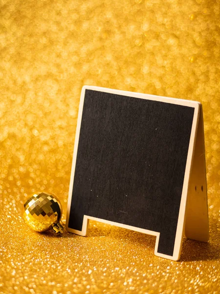 Tomma svarta tavlan på gyllene glitter bakgrund. — Stockfoto