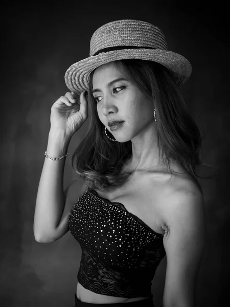 Siyah beyaz elbise ve şapka giyen Asyalı kadın portresi. — Stok fotoğraf