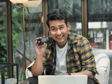 Online banka havalesi yapma, adam bir kredi kartı enter süre tutan