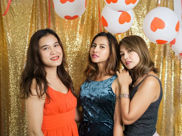 Feliz Asiático mujeres celebrando con oro brillo fondo, holi — Foto de Stock