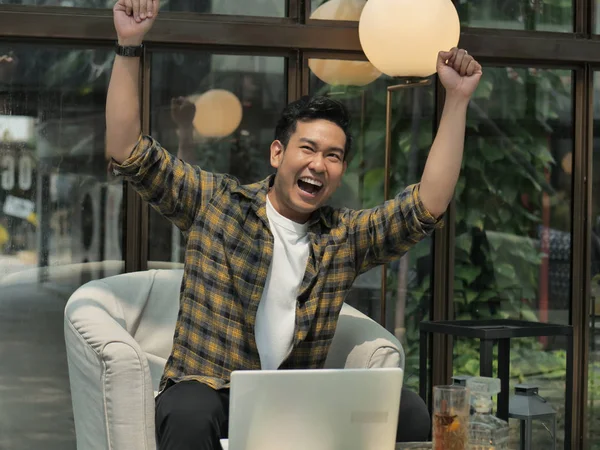 Empresário asiático feliz levantando o braço quando sucesso, vida — Fotografia de Stock