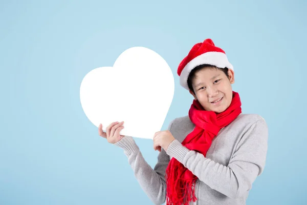 快乐的亚洲未成年男孩，身穿毛衣，戴着红领巾，手里拿着球棒 — 图库照片