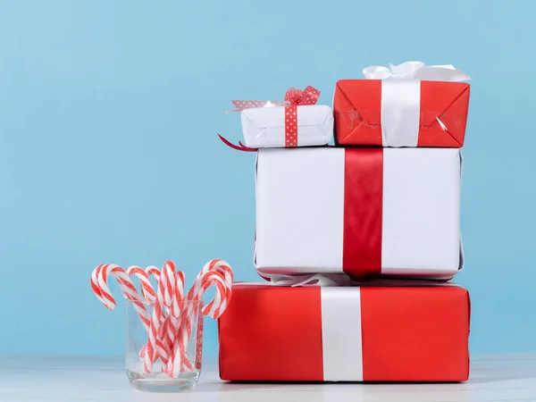 赤と白のギフトボックスと木製のtaのクリスマスキャンディスティック — ストック写真