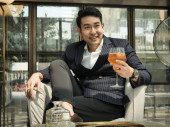schöner asiatischer Geschäftsmann trinkt Fusionstee im Café, Lebensstil