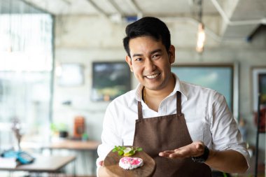 Mutlu Asya adam mevcut ev yapımı Sevgililer çerez evde.