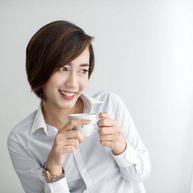 Kahve içme ve pencereden dışarı bakarak işkadını.