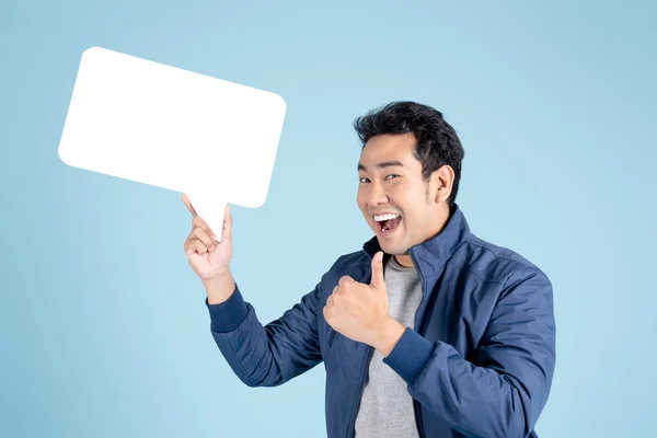 Felice asiatico uomo indossare blu giacca e tenendo bianco discorso bub — Foto Stock