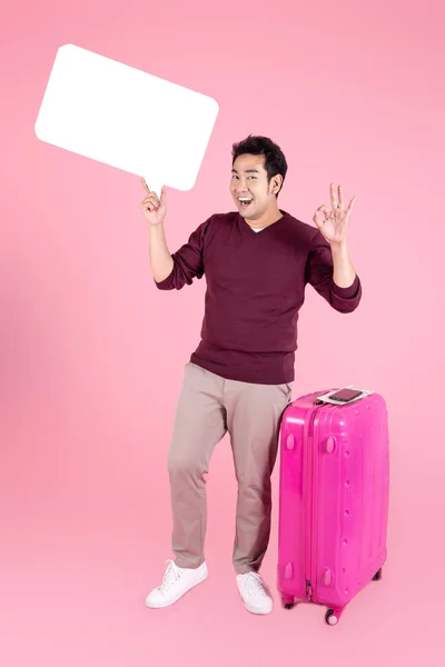 Feliz turista asiático segurando bolha discurso com bagagem em rosa b — Fotografia de Stock