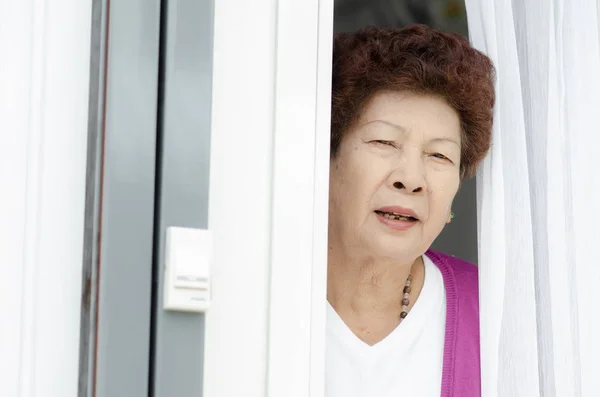 Ηλικιωμένη γυναίκα άνοιγμα πόρτας σπίτι είσοδο — Φωτογραφία Αρχείου