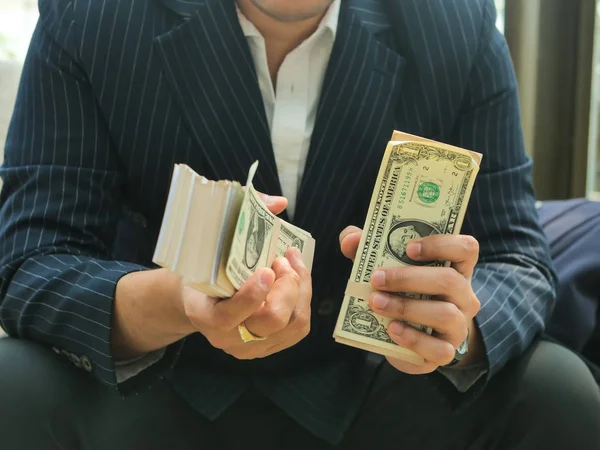Emlak sektöründeki zengin iş adamı ofiste para sayıyor. — Stok fotoğraf