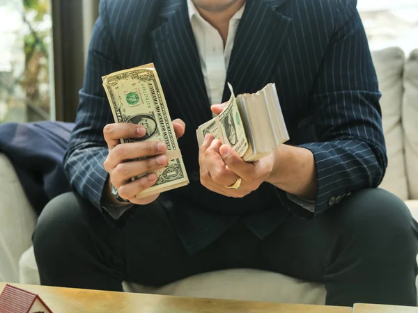 Hombre de negocios rico en concepto de bienes raíces contando dinero en la oficina — Foto de Stock