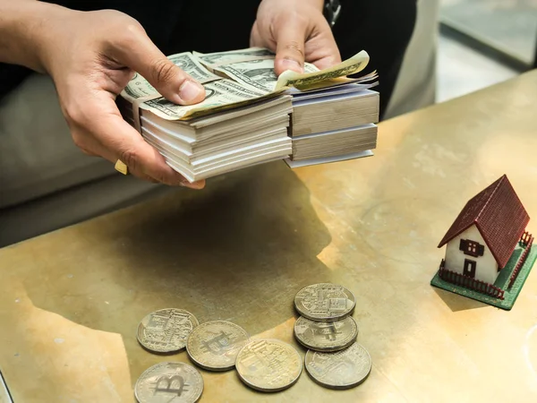 Hombre de negocios rico en concepto de bienes raíces contando dinero en la oficina — Foto de Stock