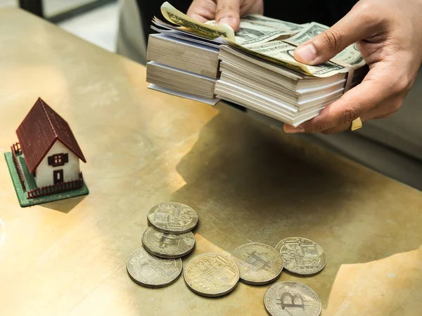 Hombre de negocios rico en concepto de bienes raíces contando dinero en la oficina — Foto de Stock