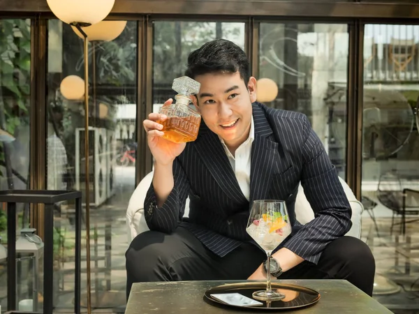 Guapo asiático hombre de negocios beber té fusión en la cafetería, lifestyl —  Fotos de Stock