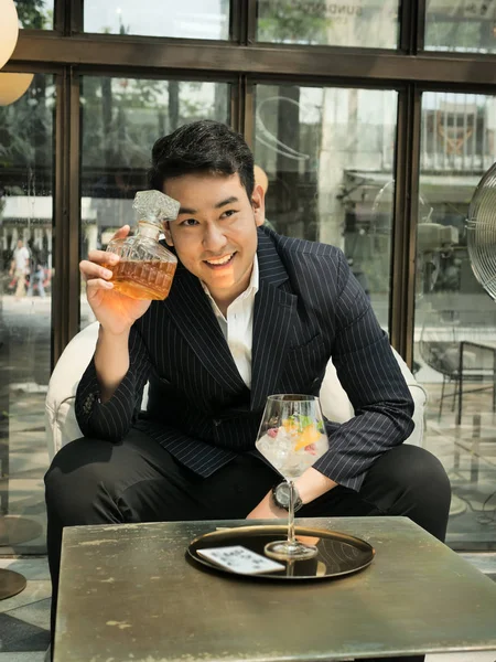 Guapo asiático hombre de negocios beber té fusión en la cafetería, lifestyl —  Fotos de Stock