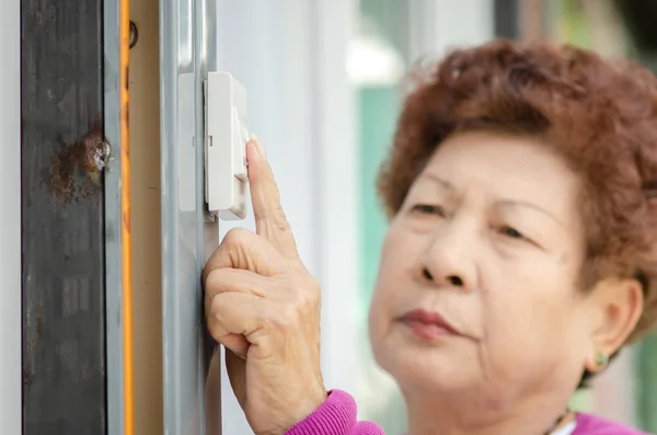 Азиатский звонок в дверь пожилой женщины, концепция образа жизни . — стоковое фото