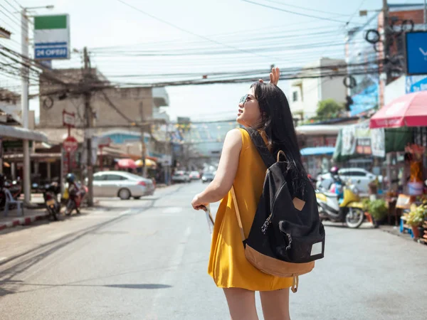 亚洲女人带着背包在城里拿着地图，旅行简况 — 图库照片