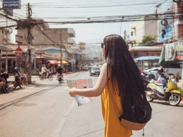 Mujer asiática con mochila sosteniendo mapa en la ciudad, viaje cóncavo —  Fotos de Stock