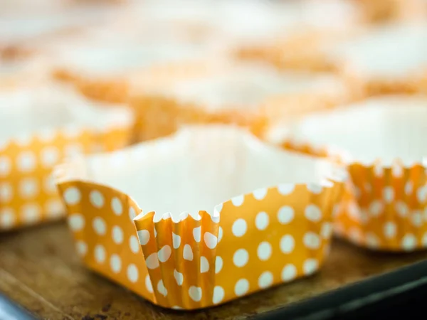 Rörelse suddig muffins lådor på bricka, bearbetning tårta. — Stockfoto