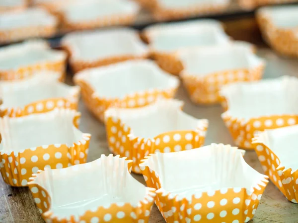 Motion blur cupcake cases na bandeja, bolo de processamento . — Fotografia de Stock