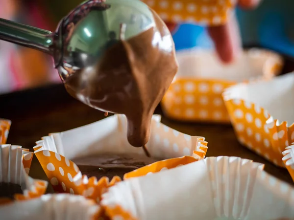 Verarbeitung hausgemachter Schokoladen-Cupcakes auf Tablett. — Stockfoto