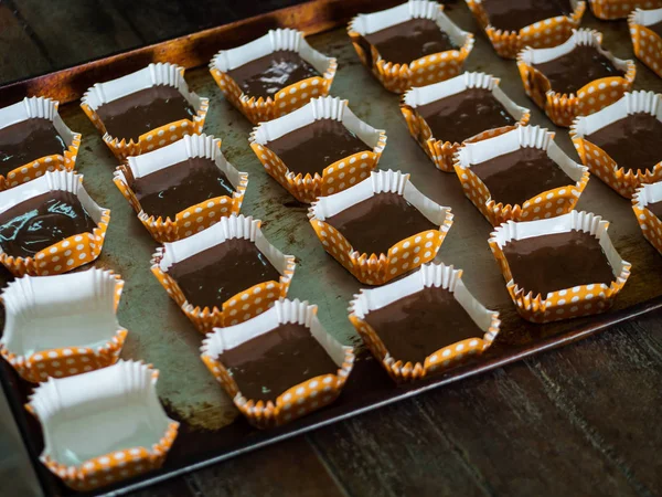 Przetwarzanie domowych babeczek czekoladowych na tacy. — Zdjęcie stockowe