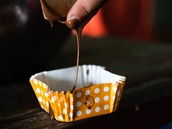 Motion wazig verwerking van zelfgemaakte chocolade cupcakes op tafel. — Stockfoto