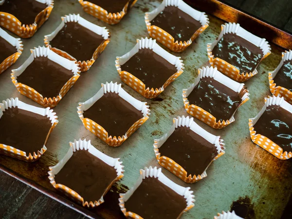 Verarbeitung hausgemachter Schokoladen-Cupcakes auf Tablett. — Stockfoto