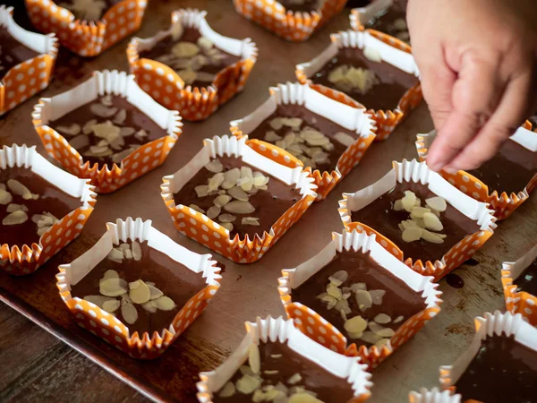 Motion difuminación propagación de almendras en rodajas en cupca de chocolate casero — Foto de Stock