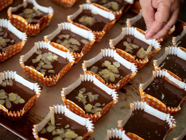 Motion difuminación propagación de almendras en rodajas en cupca de chocolate casero —  Fotos de Stock