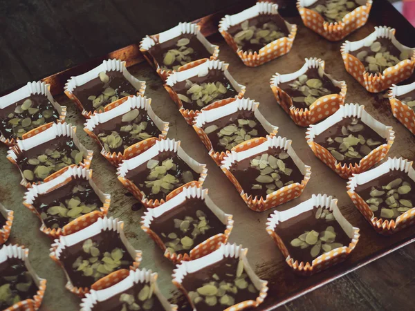 Motion difuminación propagación de almendras en rodajas en cupca de chocolate casero —  Fotos de Stock