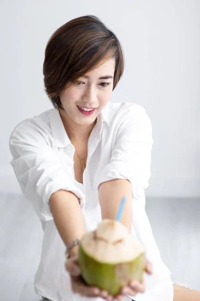 Asian cute girl relax with coconut  drink in white room, lifesty — Stock Photo, Image