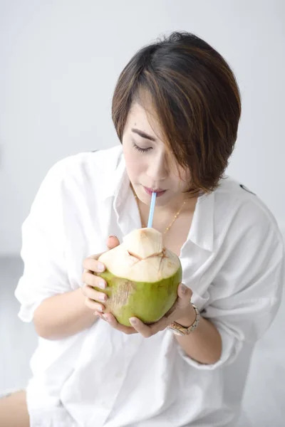 Asian cute girl relax with coconut  drink in white room, lifesty — Stockfoto