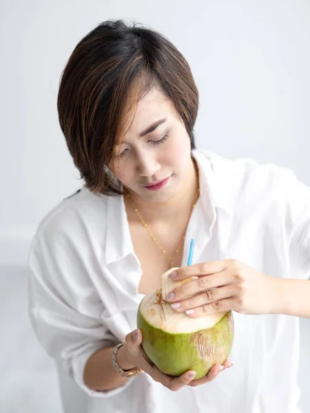 Asian cute girl relax with coconut  drink in white room, lifesty — Stock Photo, Image