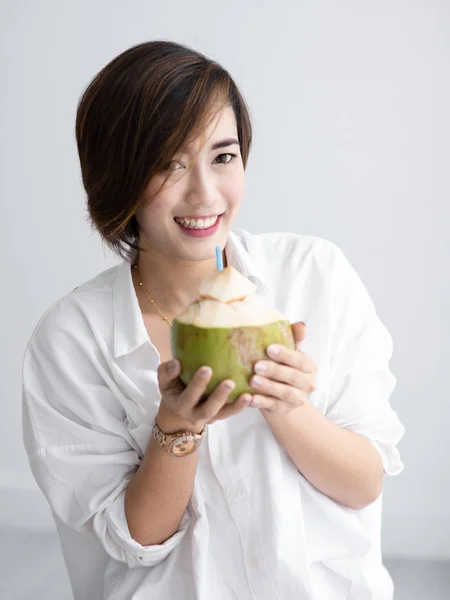 Asian cute girl relax with coconut  drink in white room, lifesty — Stok fotoğraf